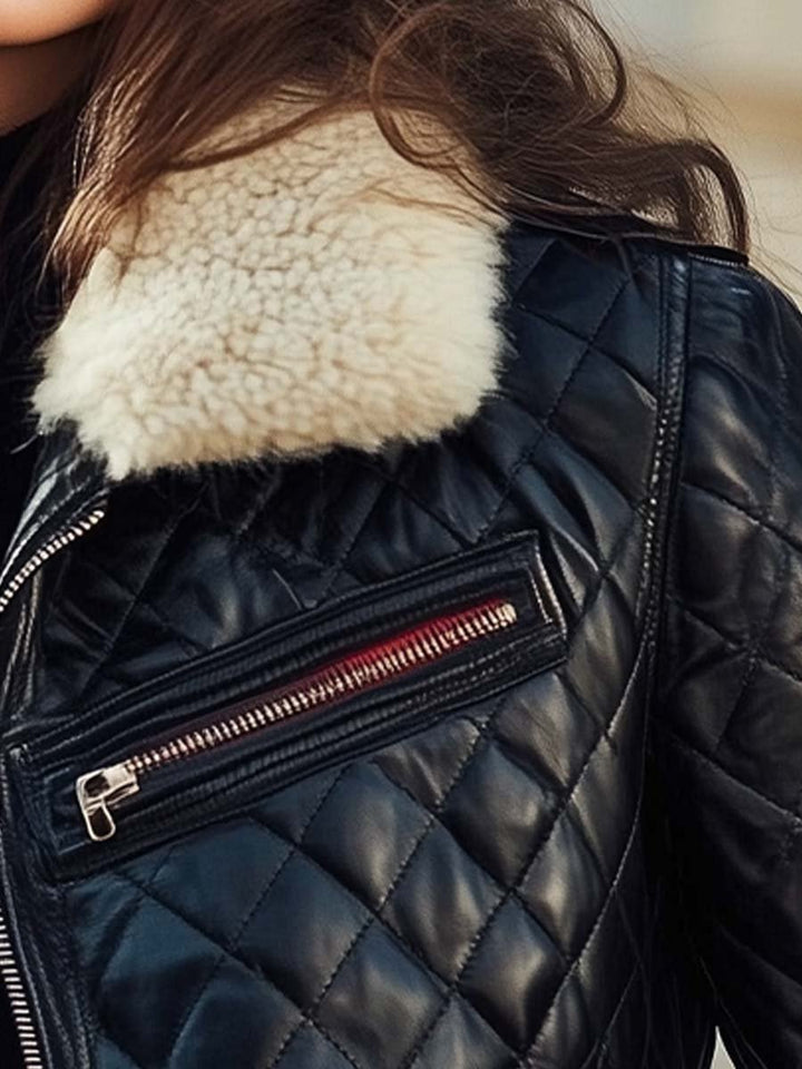 Capospalla donna nero trapuntato con silhouette sagomata, ideale per la moda femminile elegante e invernale.