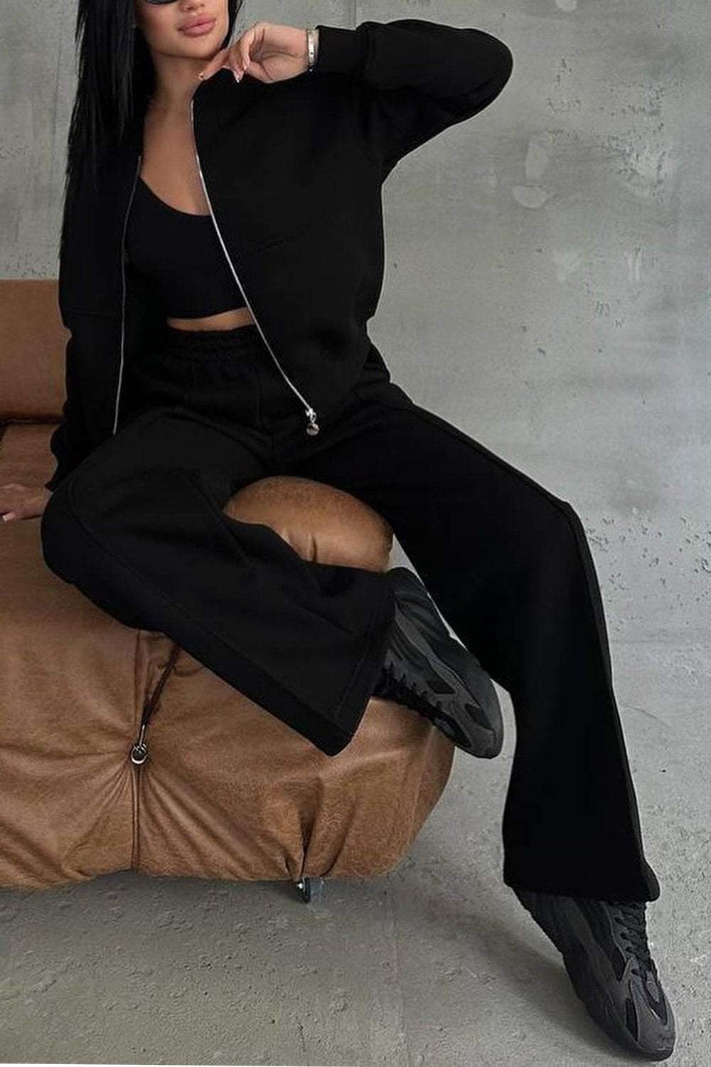 Pantaloni jogger donna, parte del set due pezzi sportivo. Comodi per relax o look casual athleisure.