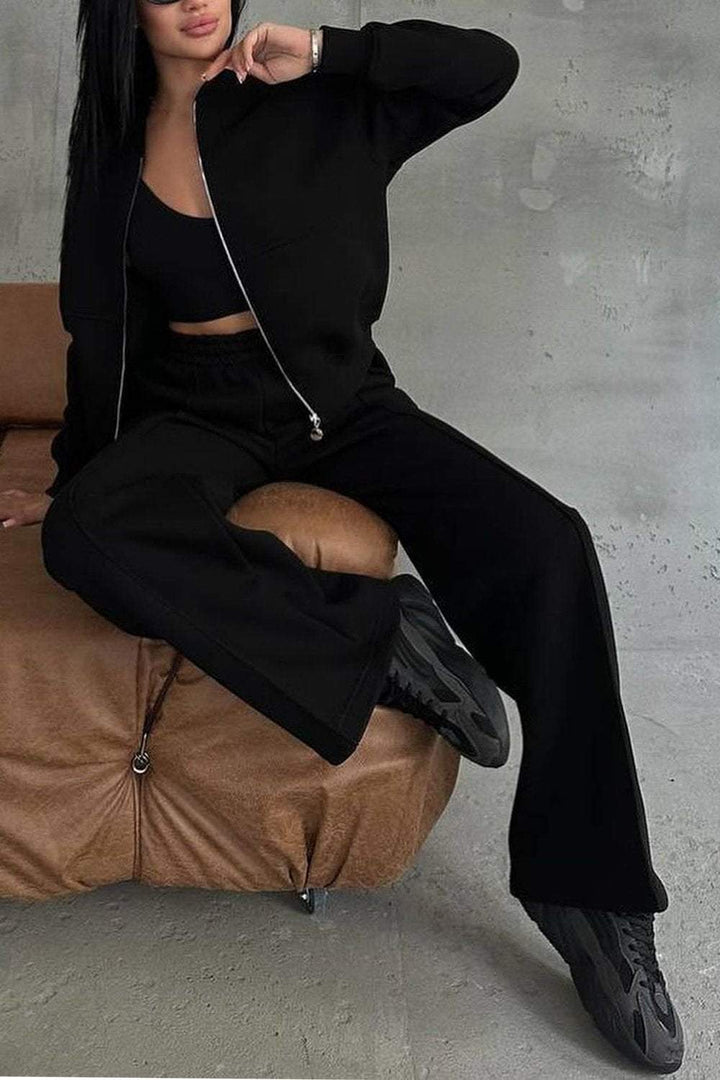 Pantaloni jogger donna, parte del set due pezzi sportivo. Comodi per relax o look casual athleisure.