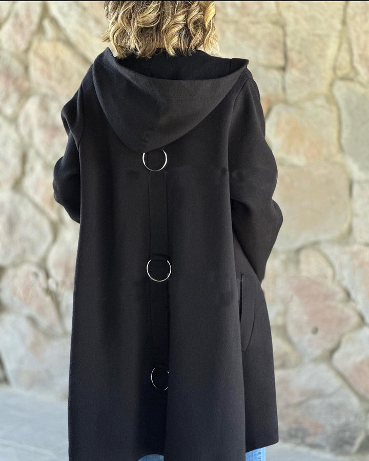 Calda giacca lunga invernale da donna, per protezione e stile elegante contro il freddo e le intemperie.