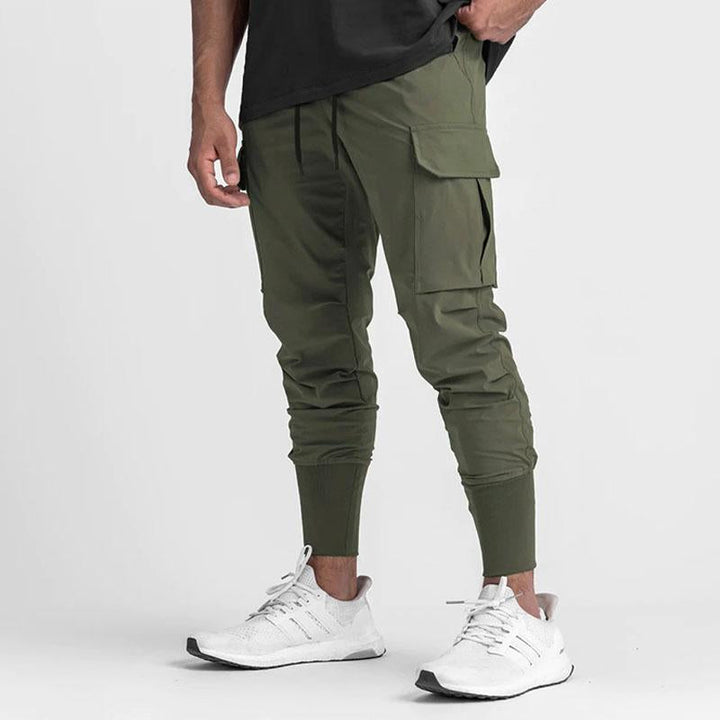 Pantaloni cargo uomo stile jogger, con elastico e tasche funzionali, moda maschile.