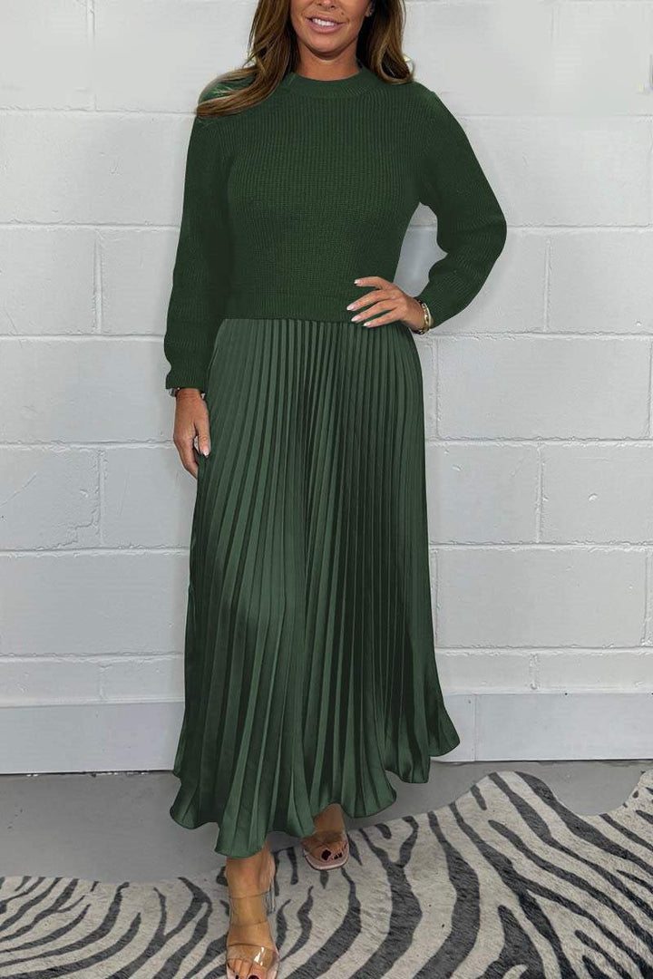Modella indossa completo donna invernale: maglione in maglia e gonna plissé raso. Stile raffinato.