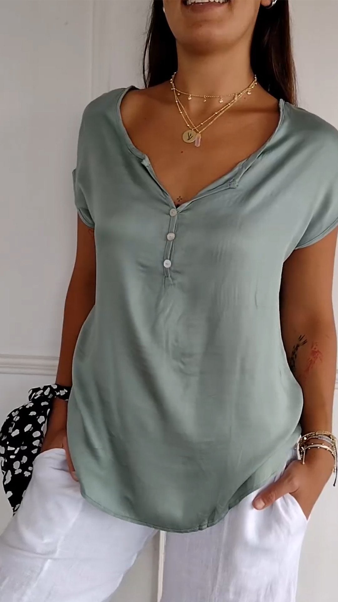 Maglietta donna grigia con scollo a V, elegante e fresca, ideale per l'estate.