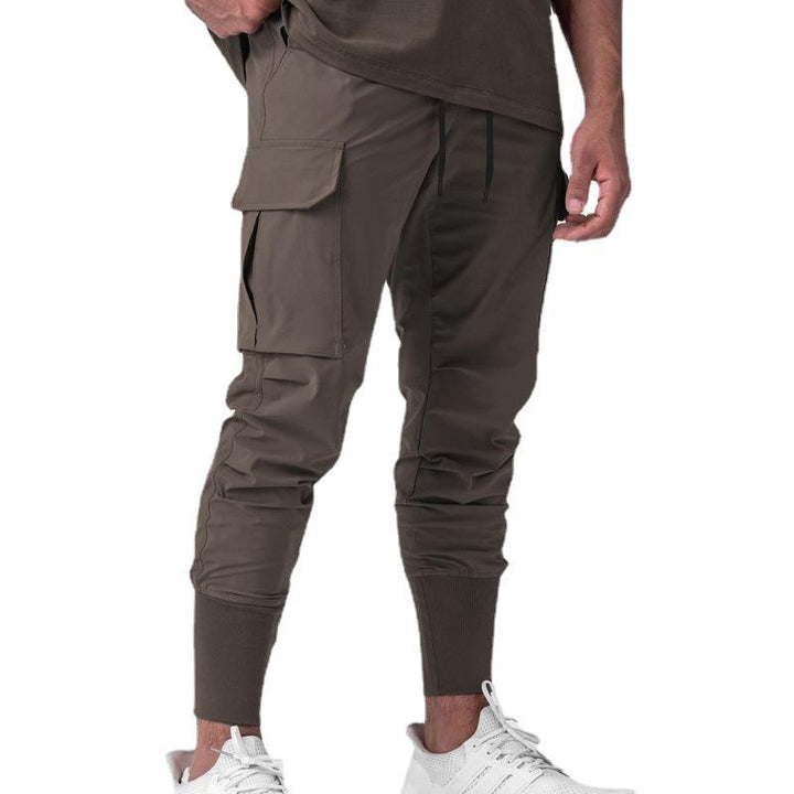 Pantaloni cargo jogger uomo con tasche laterali, perfetti per look casual e pratico.