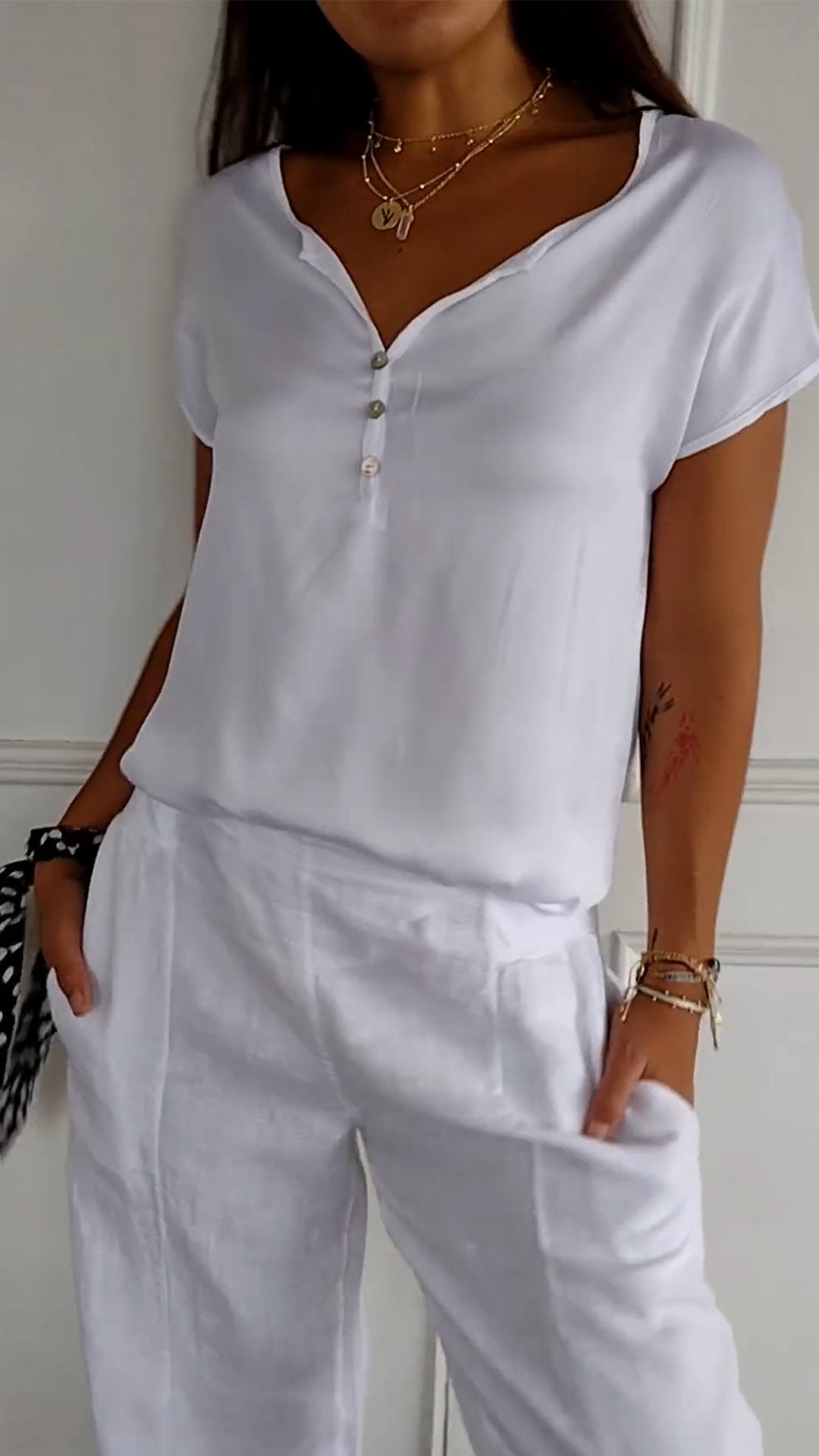 Abbigliamento donna: maglietta comoda scollo a V, disponibile in vari colori per la tua estiva.