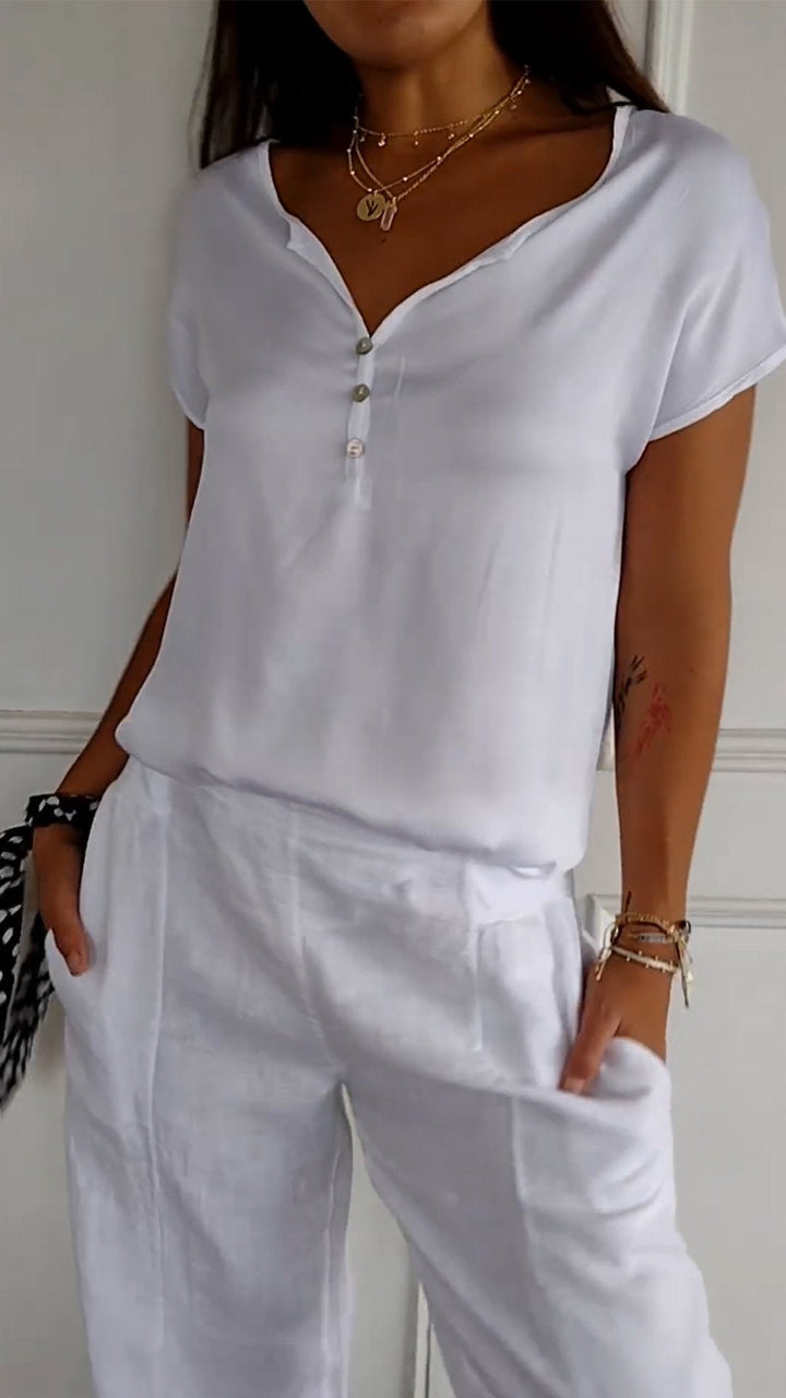 Abbigliamento donna: maglietta comoda scollo a V, disponibile in vari colori per la tua estiva.