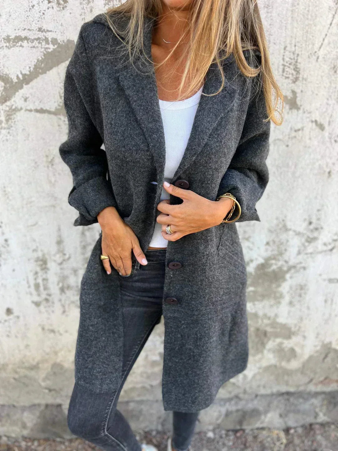 Dettaglio dei bottoni chic e del revers dentellato su giacca oversize donna, eleganza moderna.