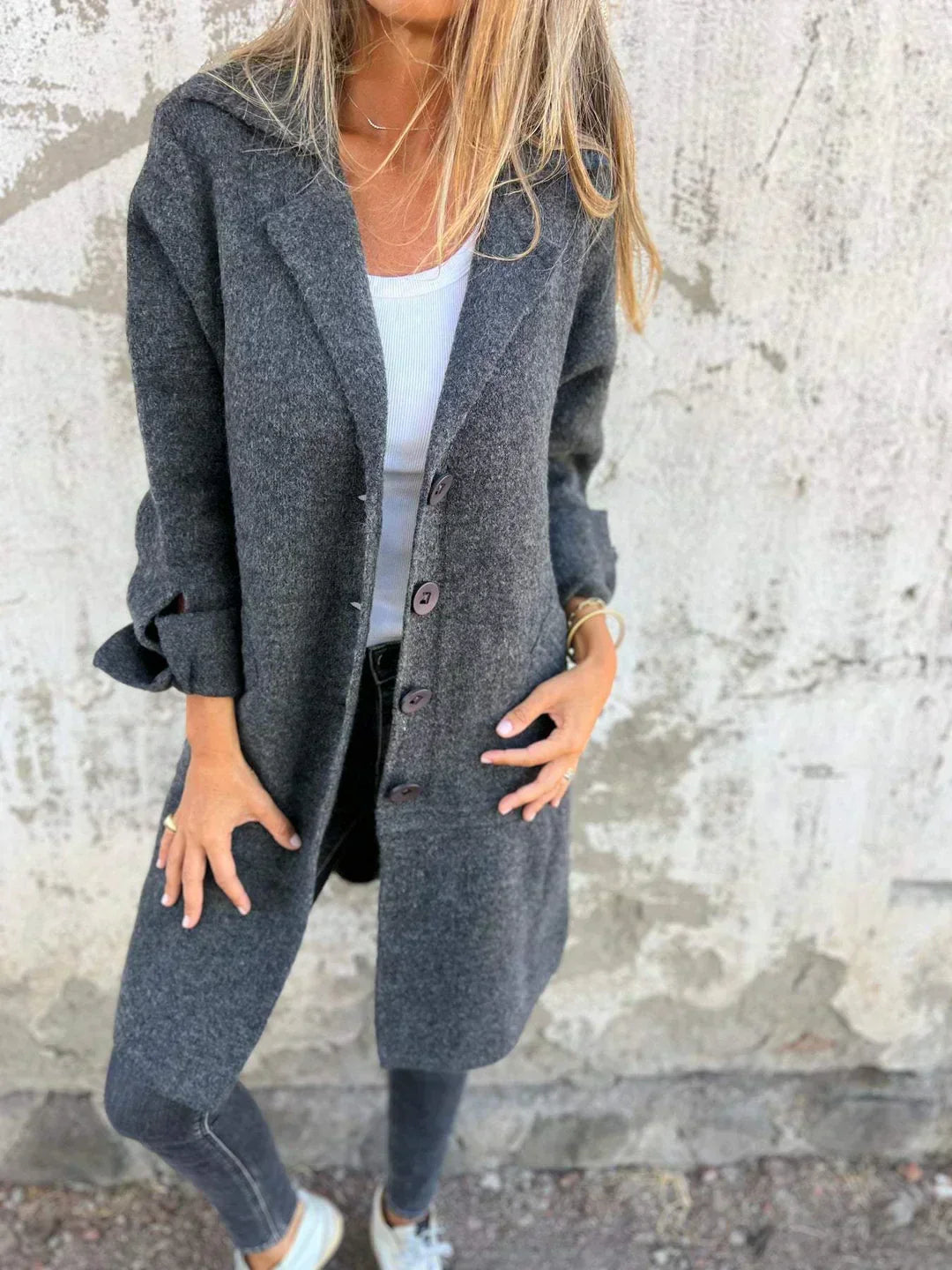 Donna con giacca oversize elegante, abbinamento primaverile/autunnale, look chic e raffinato.