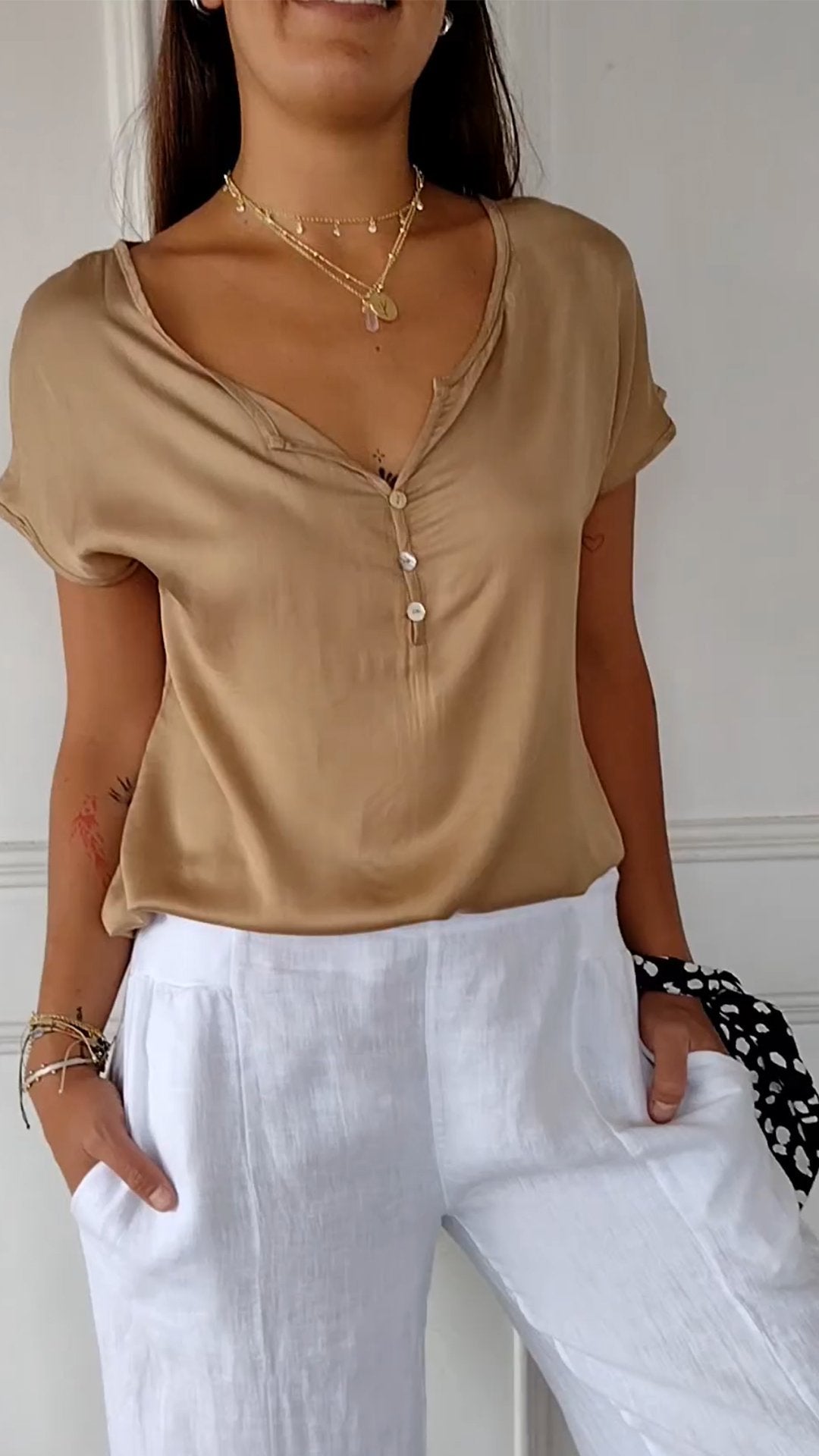Maglietta donna comoda con scollo a V, ideale per look casual ed eleganti.