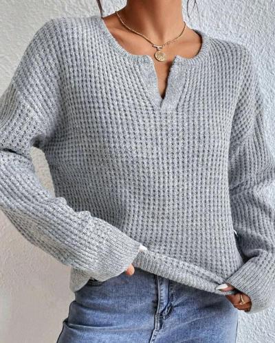 Maglione donna elegante con scollo a V profondo e maniche lunghe. Maglieria femminile versatile, ideale per l'inverno.