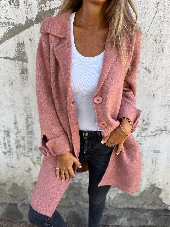 Giacca oversize donna elegante con revers dentellato e bottoni chic, ideale per un look versatile.