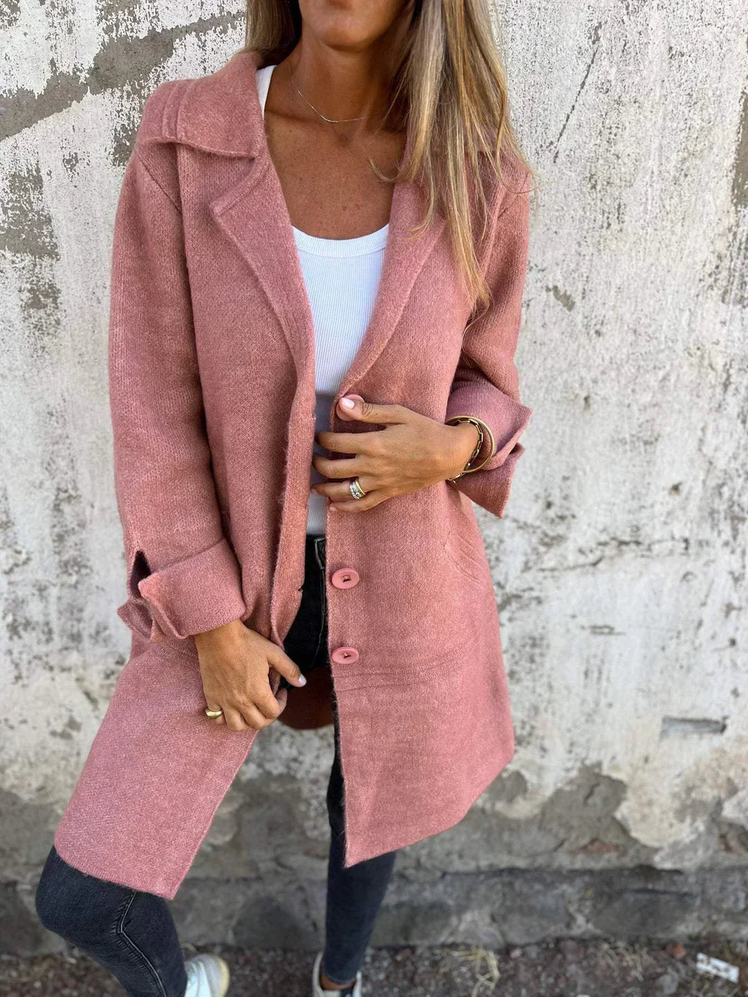 Abbigliamento femminile casual chic: giacca oversize donna con revers, bottoni e stile moderno.