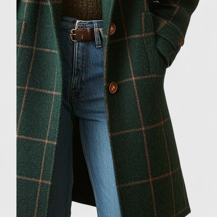 Cappotto donna classico scozzese in tweed verde scuro con motivo a quadri e raffinati revers a lancia.
