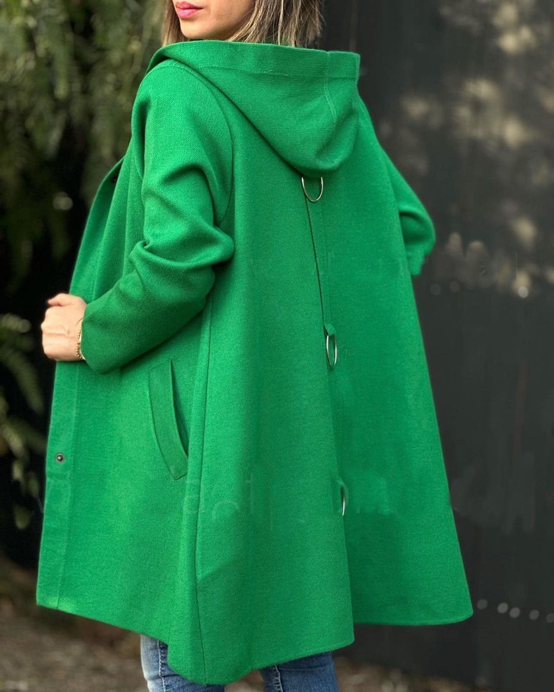 Moda invernale: giacca lunga da donna, calda, elegante e versatile, ideale per un look protettivo e chic.