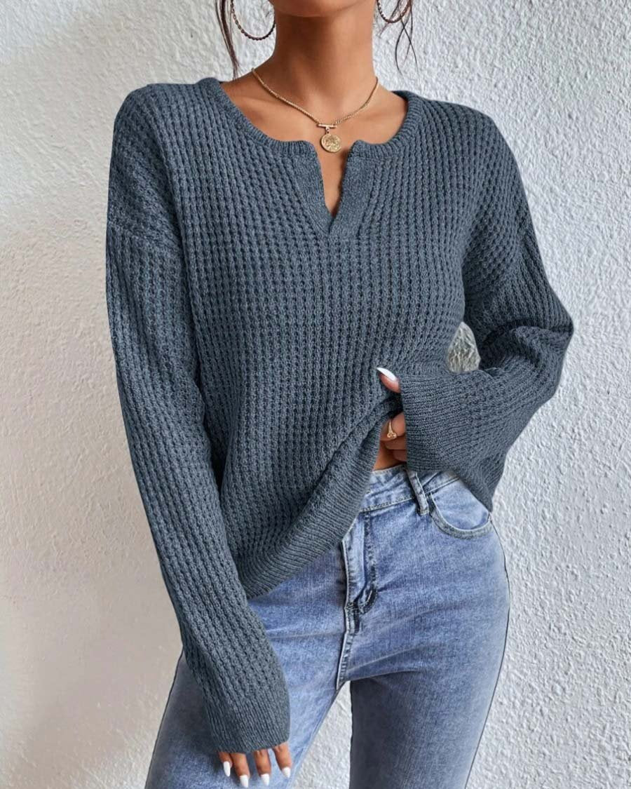 Maglione donna grigio, morbido e confortevole. Scollo a V e maniche lunghe, perfetto per l'abbigliamento femminile.
