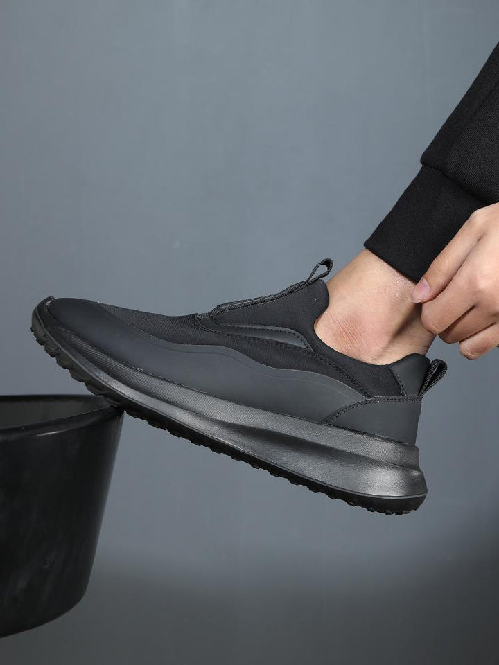 Scarpe nere antiscivolo da donna, ideali per lavoro e camminata, con supporto posturale integrato e comfort.
