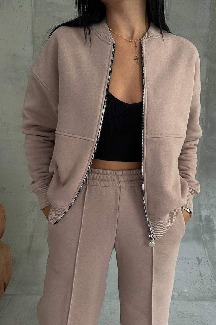 Completo donna casual frontale, felpa oversize con zip aperta e jogger. Abbigliamento comodo e di tendenza.