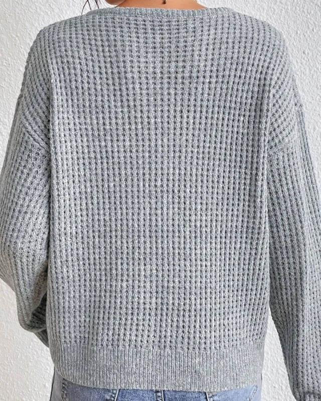 Maglieria donna con scollo a V, maniche lunghe. Maglione invernale per abbigliamento femminile comodo ed elegante.