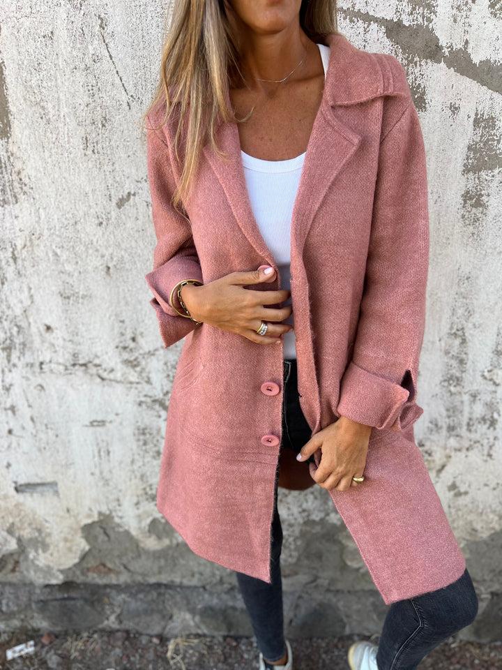 Giacca primaverile/autunnale oversize da donna, capo chic con bottoni eleganti e revers dentellato.