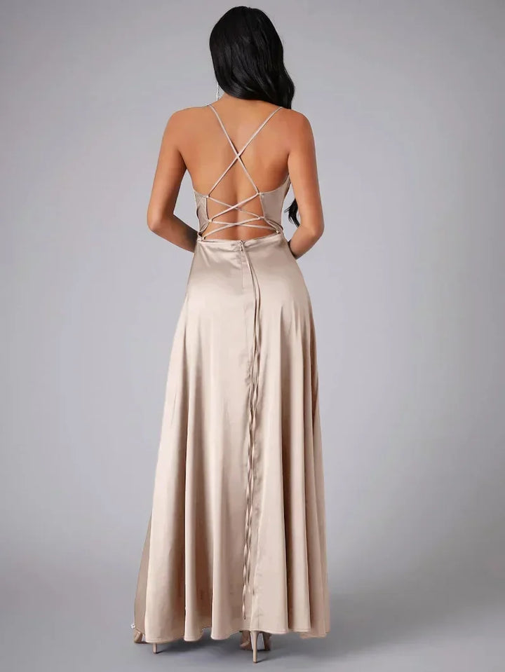 Vestito donna elegante in satin, schiena scoperta con bretelline sottili. Ideale per eventi glamour.