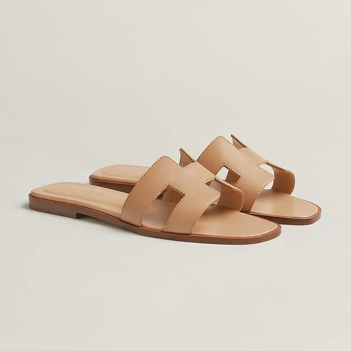 Cinturino regolabile dei sandali Capri artigianali, comfort personalizzato per uomo e donna in estate.