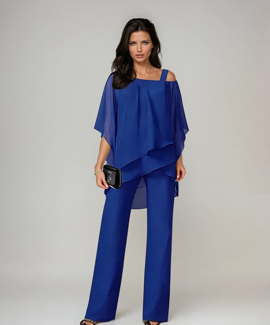 Outfit serale raffinato: completo donna elegante con top stratificato fluido e pantaloni, disponibile in blu.