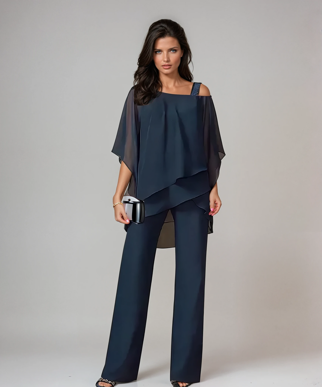 Set donna comfort elegante: top stratificato fluido e pantaloni, perfetto per un look sofisticato e moda donna.