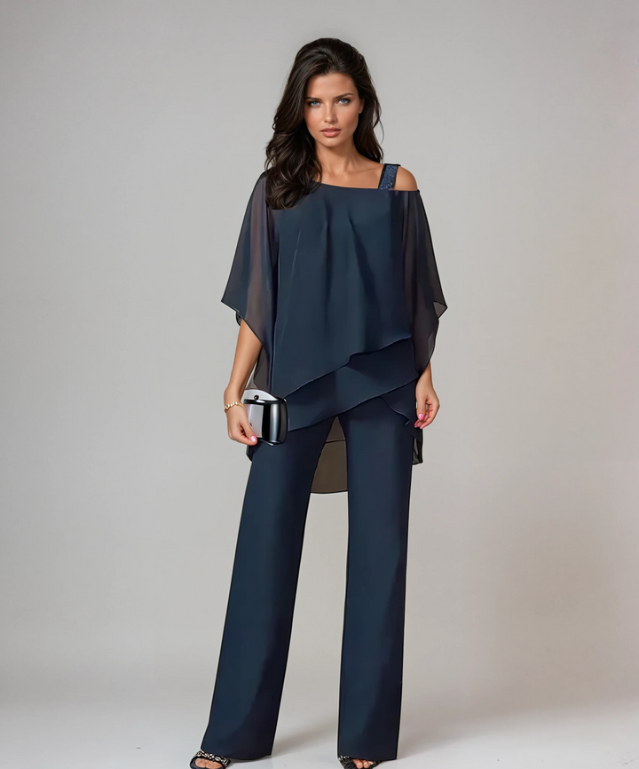 Set donna comfort elegante: top stratificato fluido e pantaloni, perfetto per un look sofisticato e moda donna.