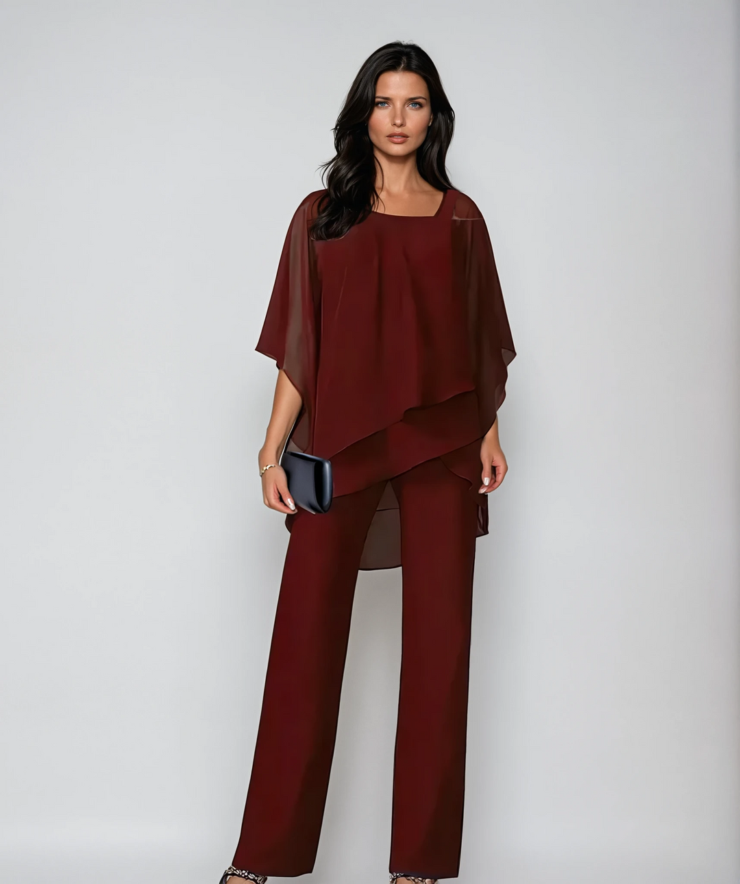 Completo donna con top stratificato fluido e pantaloni eleganti, disponibile in bianco, nero e bordeaux.