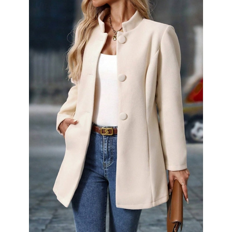 Modello cappotto donna autunnale/invernale, elegante e moderno, con design a collo alto.