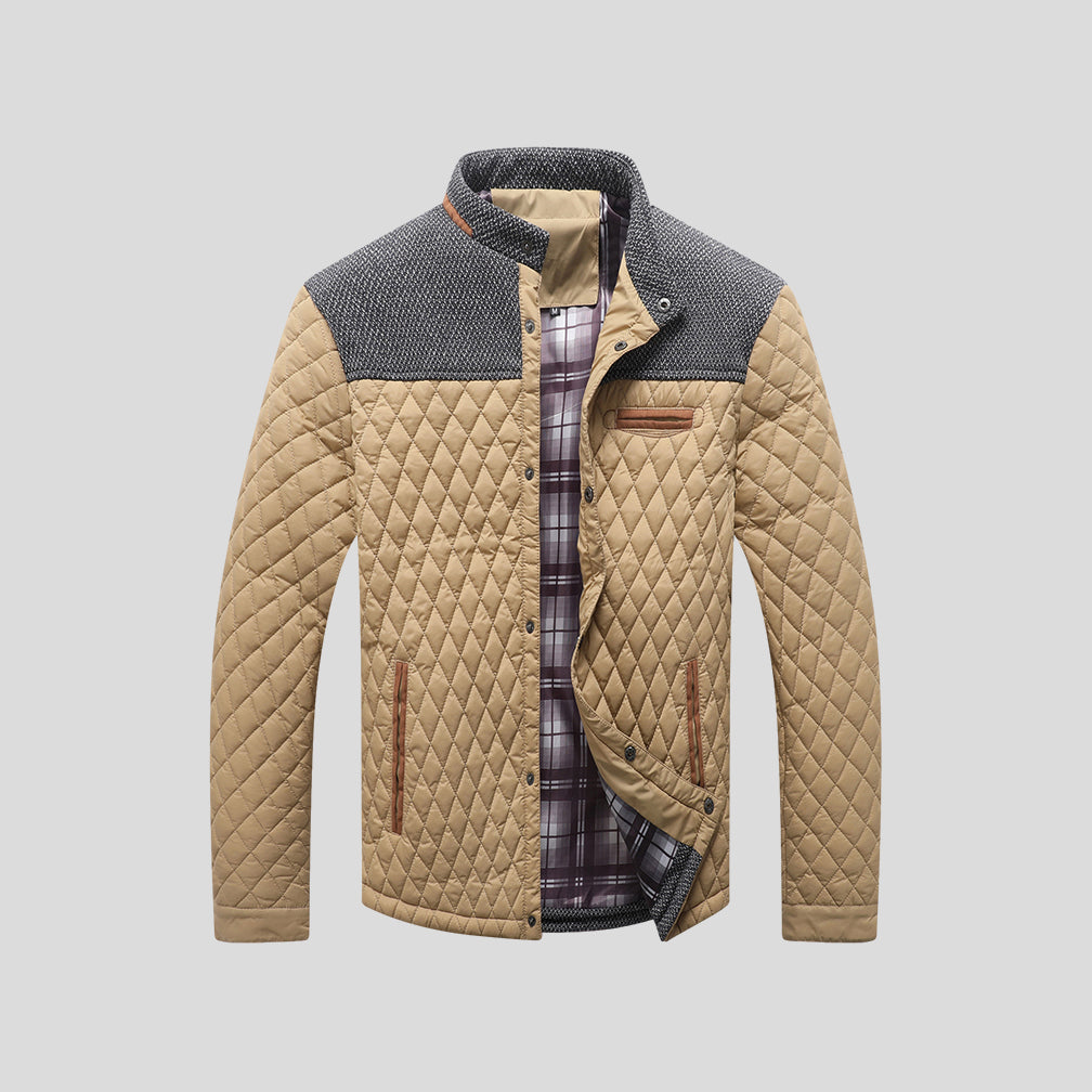 Giacca leggera da uomo trapuntata color block con collo alto. Comfort e calore per il tuo stile casual invernale.