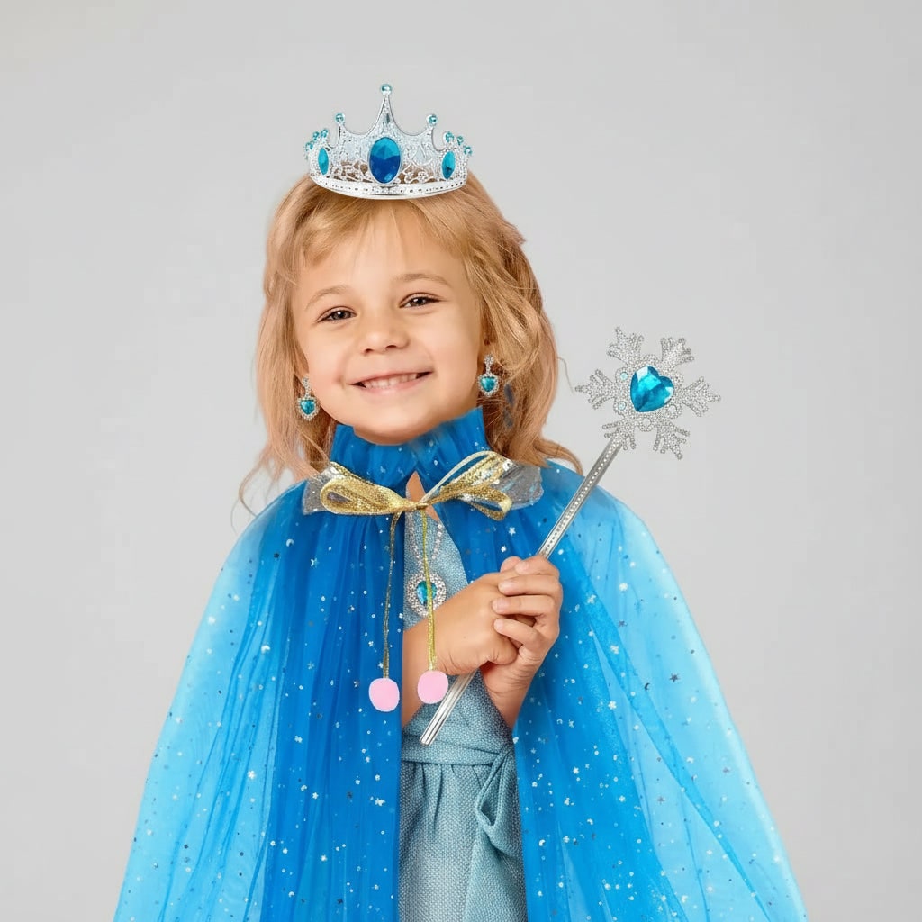 Bambina felice con costume da principessa scintillante, mantello, tiara e bacchetta per giochi di ruolo e feste da favola.