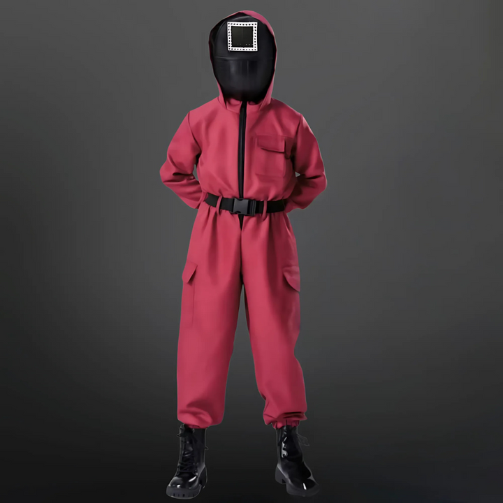 Bambino felice in costume tuta da gioco di sopravvivenza, pronto per giochi di ruolo e festa di carnevale.