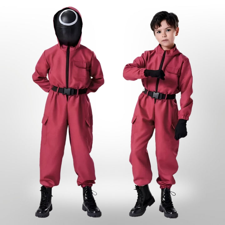 Bambino vestito da gioco di sopravvivenza, con maschera e tuta mimetica, pronto per l'avventura e la festa.