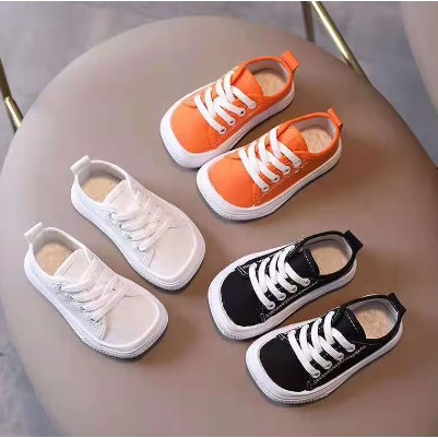 Sneakers minimaliste per bambini, punta larga, lacci elastici. Scarpe comode unisex ideali per gioco primavera/estate.