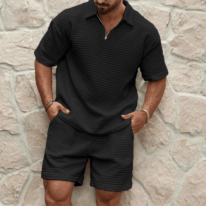 Set estivo da uomo lussuoso con polo mezza zip e pantaloncini coordinati. Perfetto per un look casual elegante.