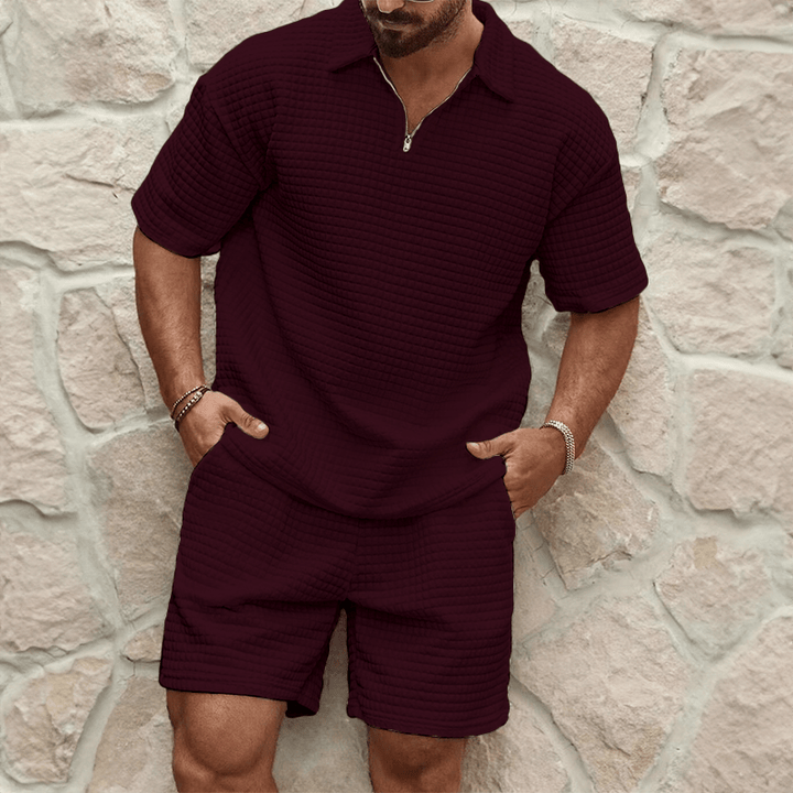 Pantaloncini estivi coordinati, abbinati a polo mezza zip, per un set uomo elegante e confortevole. Ideali estate.