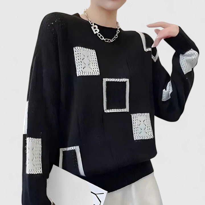 Maglione girocollo donna con design geometrico e raffinati dettagli traforati, stile moda casual.