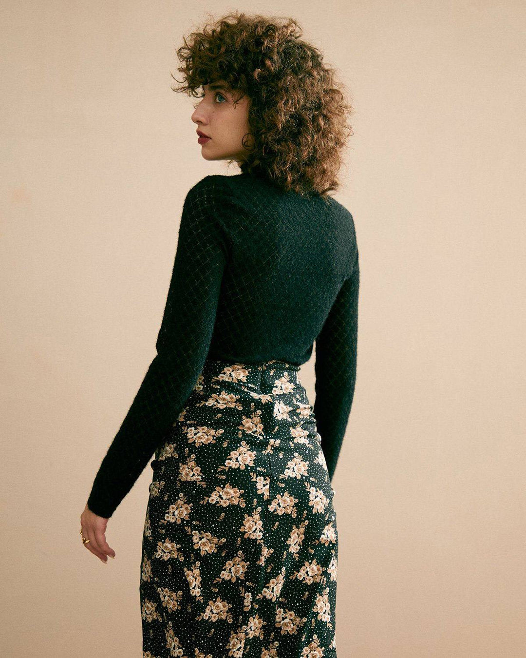 Maglia donna in tessuto trasparente con collo alto, raffinati dettagli in pizzo e maniche lunghe.