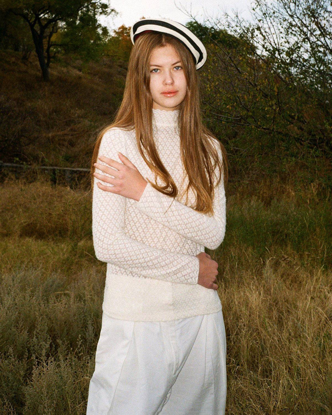 Maglia donna a collo alto trasparente, con dettagli in pizzo sulle maniche lunghe, casual chic.