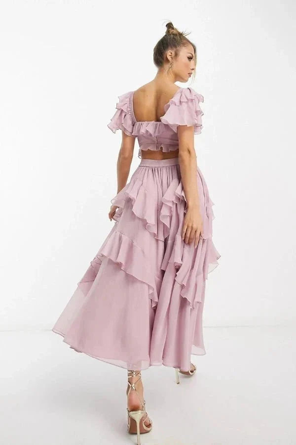 Outfit estivo completo midi donna rosa, set due pezzi elegante con top corsetto e gonna. Maniche a balze, moda femminile.