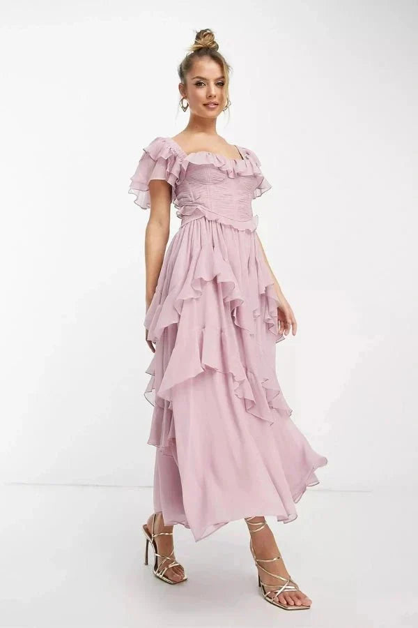 Completo midi donna rosa elegante con top corsetto e maniche a balze. Perfetto per un outfit estivo chic e coordinato.