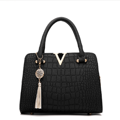 Accessorio moda donna: borsa a mano effetto coccodrillo, stile unico e raffinato.
