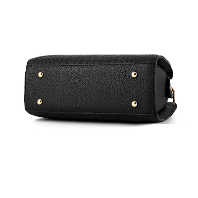 Borsa a mano donna effetto coccodrillo nero, un classico accessorio moda.