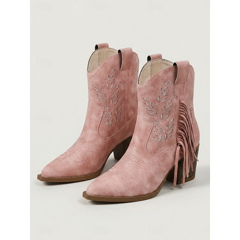 Dettaglio stivaletti western con nappe, punta affusolata e tacco largo. Scarpe donna autunno.