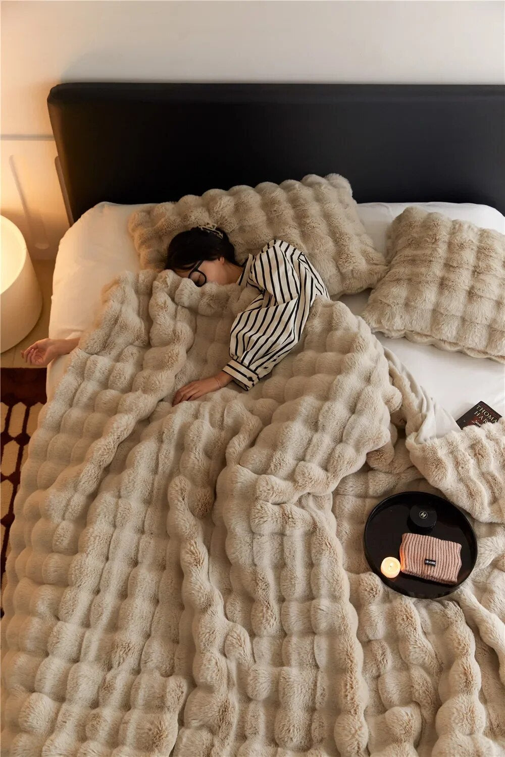 Coperta calda e morbida in lana d'agnello, perfetta per divano o letto, aggiunge comfort e stile all'arredo casa.