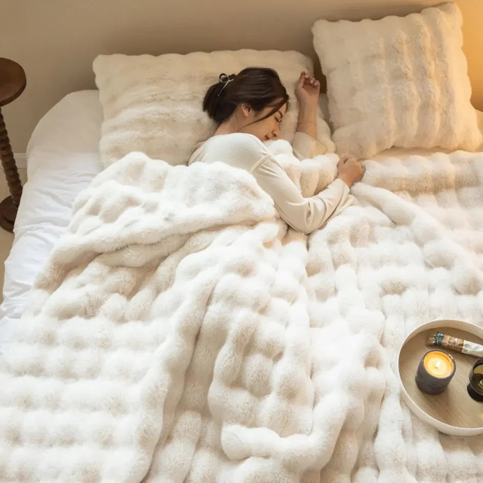 Coperta letto in lana d'agnello, spessa e morbida, calda e confortevole per un riposo rilassante, arredo elegante.