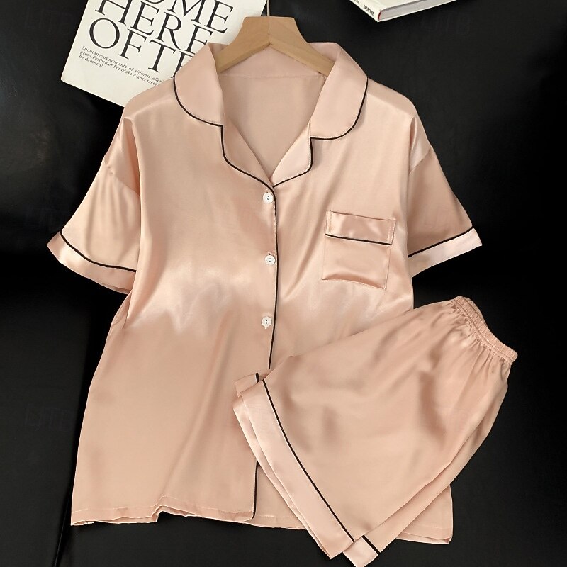 Completo pigiama corto donna satinato color champagne, set elegante e confortevole per un sonno lussuoso.