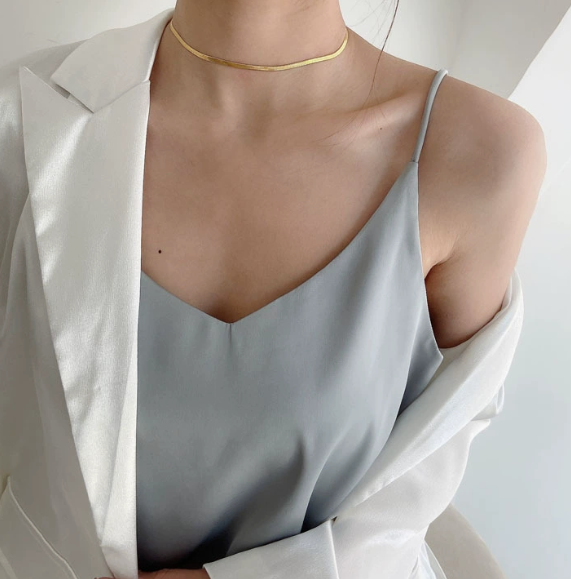 Top donna versatile in seta con spalline sottili e scollo a V. Canotta estiva perfetta per outfit casual o formali.