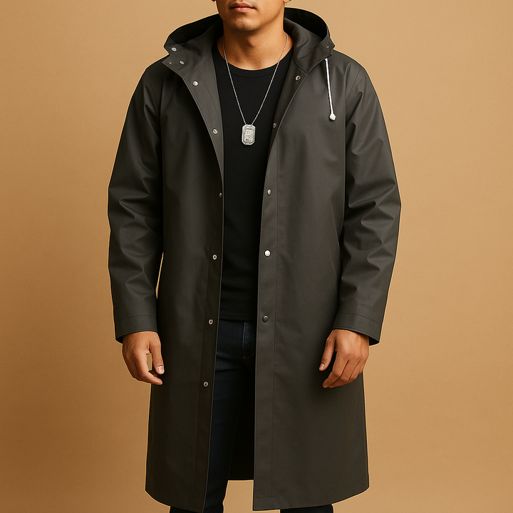 Capospalla uomo impermeabile nero con cappuccio, ideale per affrontare la pioggia con stile e comfort urbano.